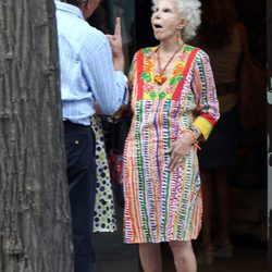 La Duquesa de Alba con caftán multicolor en verano de 2011