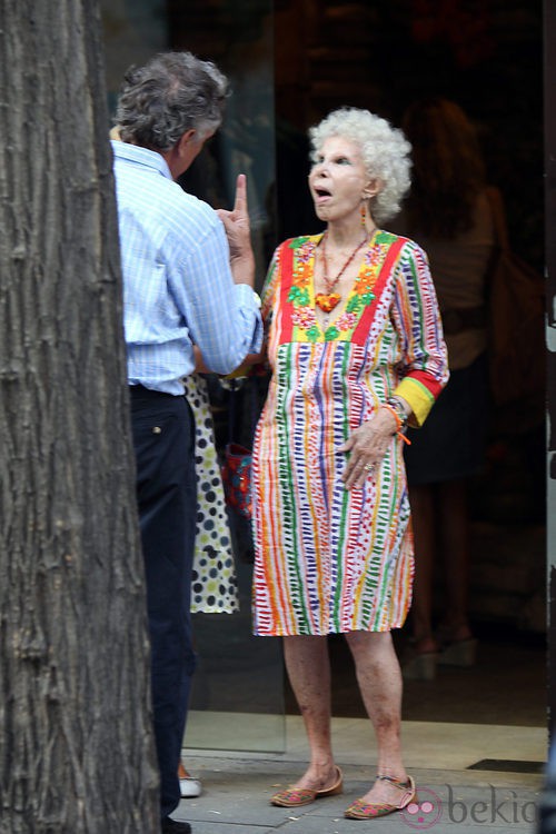 La Duquesa de Alba con caftán multicolor en verano de 2011