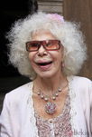 La Duquesa de Alba con gafas de sol con brillantes