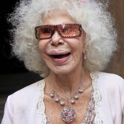 La Duquesa de Alba con gafas de sol con brillantes