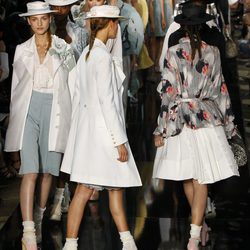 Cierre del desfile de John Galliano en París, colección primavera 2012