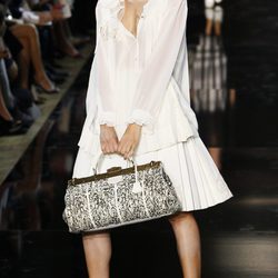 Blusa y falda en blanco con complementos, de John Galliano, colección primavera 2012