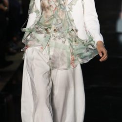 Traje chaqueta pantalón en seda blanca, de John Galliano, colección primavera 2012