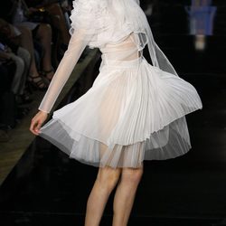 Vestido tableado en seda blanca, de John Galliano, colección primavera 2012