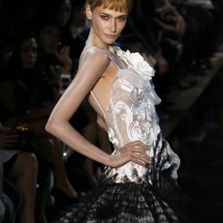 Vestido con transparecencias en blanco y negro, de John Galliano, colección primavera 2012