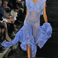 Vestido azul con transparencias, de John Galliano, colección primavera 2012