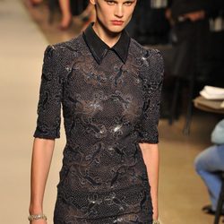 Vestido negro con transparencias, de Loewe, colección primavera 2012