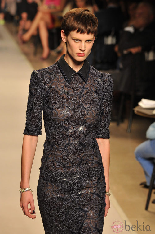 Vestido negro con transparencias, de Loewe, colección primavera 2012