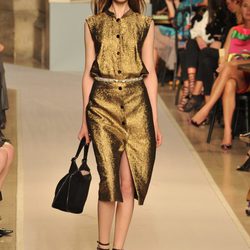 Vestido dorado con corte a la rodilla y cinturón de strass, de Loewe, colección primavera 2012