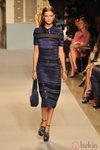 Vestido azul klein de líneas horiontales, de Loewe, primavera 2012