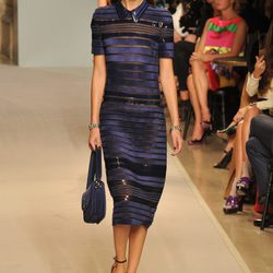 Vestido azul klein de líneas horiontales, de Loewe, primavera 2012
