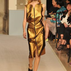 Vestido sin mangas dorado, de Loewe, colección primavera 2012