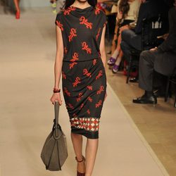 Vestido negro con estampado de salamandras, de Loewe, colección primavera 2012