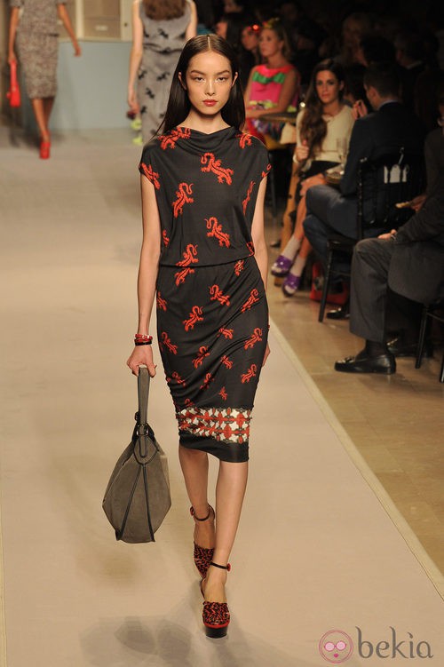 Vestido negro con estampado de salamandras, de Loewe, colección primavera 2012