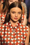 Primer plano de Miranda Kerr en el desfile de Loewe, colección primavera 2012