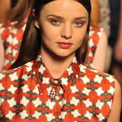 Primer plano de Miranda Kerr en el desfile de Loewe, colección primavera 2012