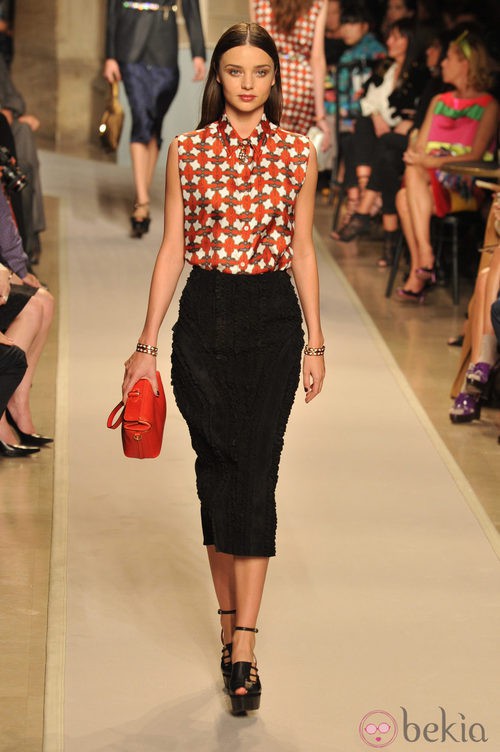 Miranda Kerr en el desfile de Loewe, colección primavera 2012