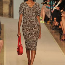 Vestido estampado con complementos en rojo, de Loewe, colección primavera 2012