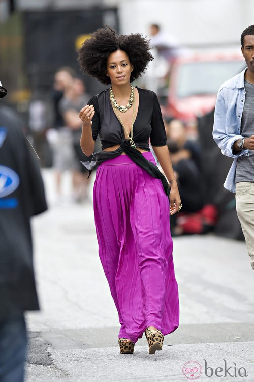 Solange Knowles con maxi falda rosa plisada