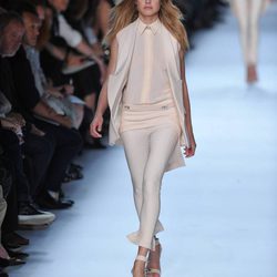 Natalia Vodianova desfila para Givenchy en la semana de la moda de París