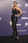 Estilismo de Juncal Rivero con un vestido de corte sirena, de negro, en la Gala Cosmopolitan Fun Fearless Female 2011