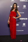 Estilismo de Romina Belluscio, de rojo, en la Gala Cosmopolitan Fun Fearless Female 2011