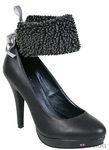 Zapato de salón gris con pulsera de borrego de la colección otoño/invierno 2011/2012 de Alex Silva