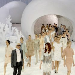 Cierre del desfile de Chanel en París, colección primavera 2012