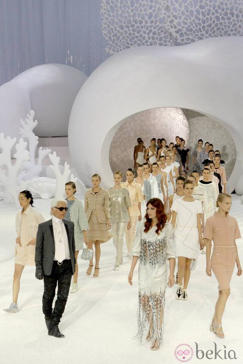 Cierre del desfile de Chanel en París, colección primavera 2012