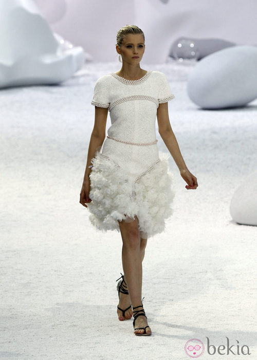 Vestido de manga corta con detalles de pedrería, de Chanel, colección primavera 2012