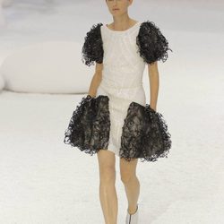 Minivestido blanco y negro con perlas en la cintura, de Chanel, colección primavera 2012