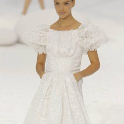 Vestido rodillero blanco, de Chanel, colección primavera 2012