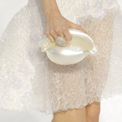Detalle de bolso y bisutería, de Chanel, colección primavera 2012