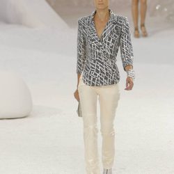 Traje chaqueta y pantalón, de Chanel, colección primavera 2012
