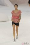 Minishort y camisa, de Chanel, colección primavera 2012