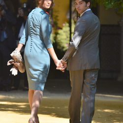 Looks Boda Duquesa de Alba: Cayetano Rivera y Eva González entran en Dueñas