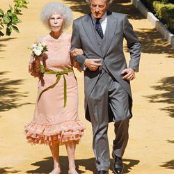 Looks Boda Duquesa de Alba: Cayetana de Alba y Alfonso Díez salen de Dueñas como Duques de Alba