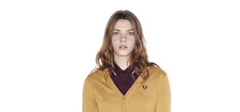 Jersey mostaza y falda de cuadros de la nueva colección Authentic de Fred Perry