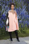 Rihanna con una capa rosa palo 