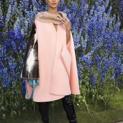 Rihanna con una capa rosa palo 
