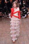Chaqueta asimétrica y falda de volantes de la nueva colección primavera/verano 2016 de Alexander McQueen en Paris Fashion Week