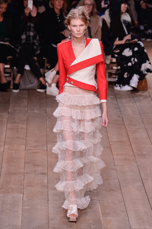 Chaqueta asimétrica y falda de volantes de la nueva colección primavera/verano 2016 de Alexander McQueen en Paris Fashion Week