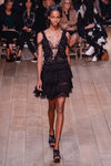 Vestido negro escotado de la nueva colección primavera/verano 2016 de Alexander McQueen en Paris Fashion Week