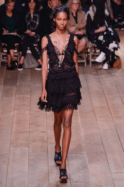 Vestido negro escotado de la nueva colección primavera/verano 2016 de Alexander McQueen en Paris Fashion Week