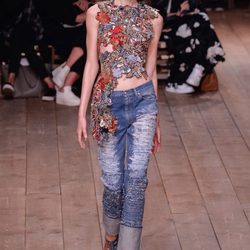 Camiseta de flores y pantalón vaquero con volantes de la nueva colección primavera/verano 2016 de Alexander McQueen en Paris Fashion Week