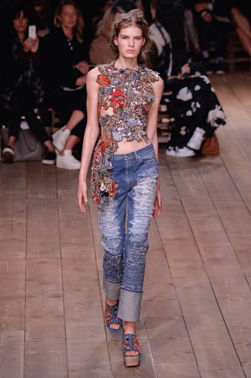 Camiseta de flores y pantalón vaquero con volantes de la nueva colección primavera/verano 2016 de Alexander McQueen en Paris Fashion Week
