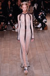 Vestido blanco de rejilla de la nueva colección primavera/verano 2016 de Alexander McQueen en Paris Fashion Week