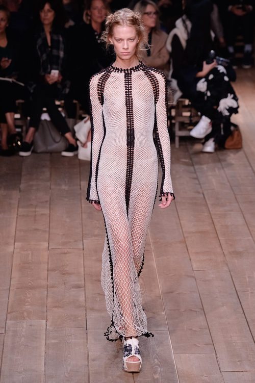 Vestido blanco de rejilla de la nueva colección primavera/verano 2016 de Alexander McQueen en Paris Fashion Week