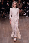 Vestido rosa nude con cinturón de la nueva colección primavera/verano 2016 de Alexander McQueen en Paris Fashion Week