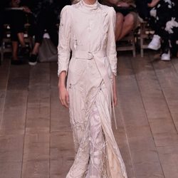 Vestido rosa nude con cinturón de la nueva colección primavera/verano 2016 de Alexander McQueen en Paris Fashion Week